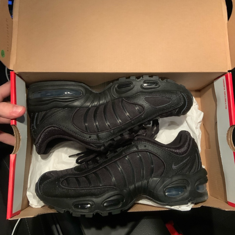Size mens 7.5 worn only a handful of times no stretches or cuts